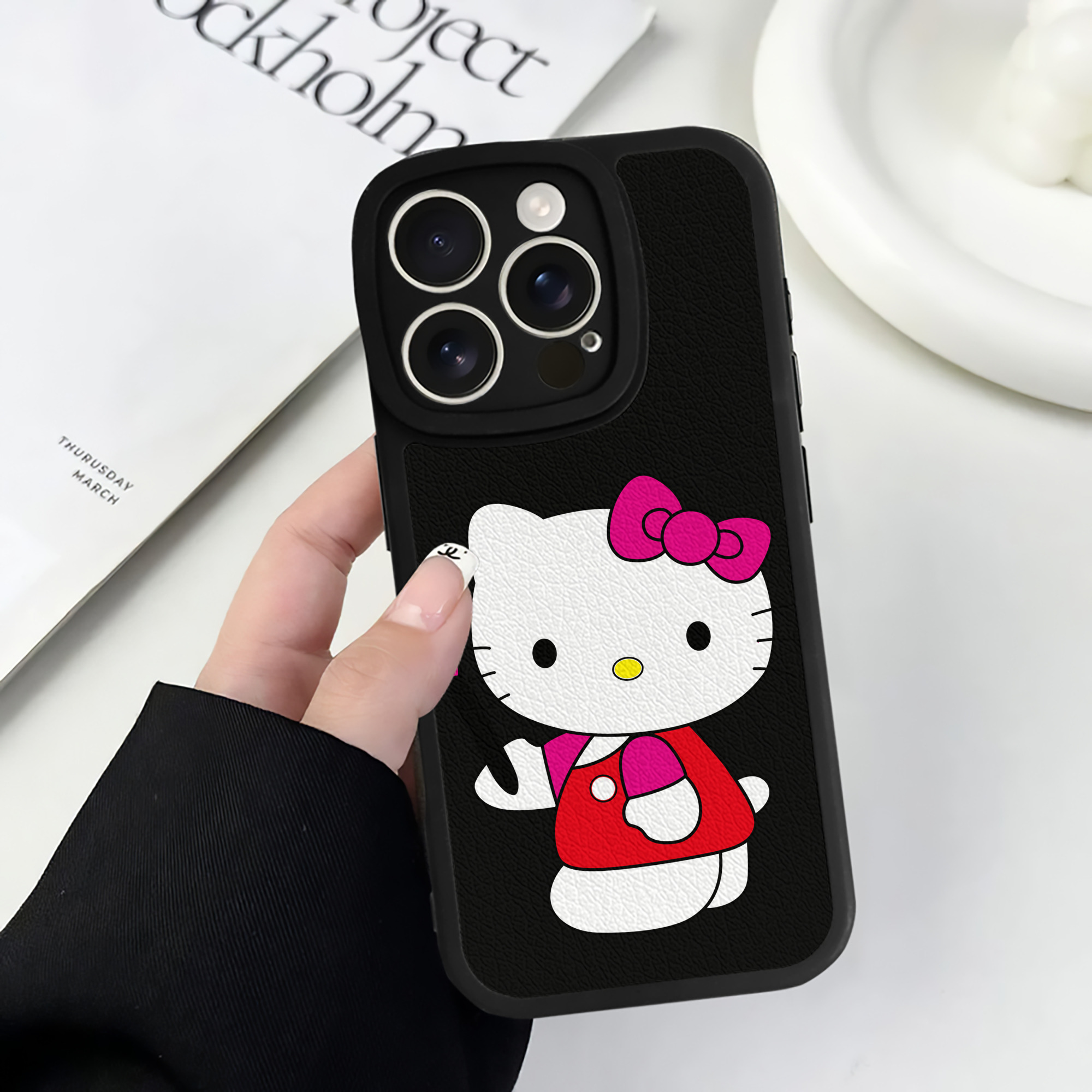 （画像用） Hello Kitty ハローキティ 【iPhone 16シリーズ対応】シリコンスマホケース（レザー調） 材質：シリコン